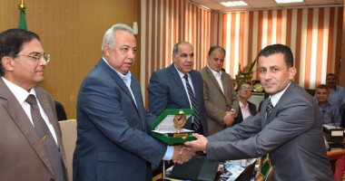 محافظ الشرقية يكرم مدير الإدارة الهندسية بالزقازيق و10 من القوى العاملة  