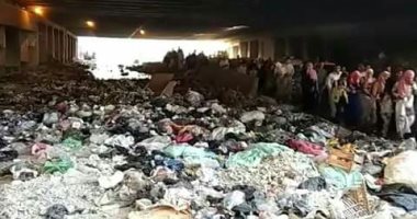 صور.. شكوى من تراكم القمامة أسفل الطريق الدائرى بجزيرة محمد فى الوراق