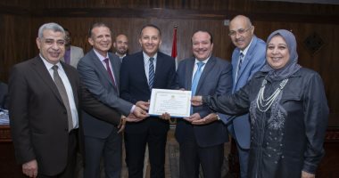 مجلس جامعة طنطا يكرم الأساتذة الحاصلين على جوائز الجامعة العلمية