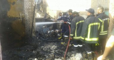 صور.. حريق بغرفة كهرباء بمنشأة ناصر والدفع بسيارات الإطفاء للسيطرة على النيران