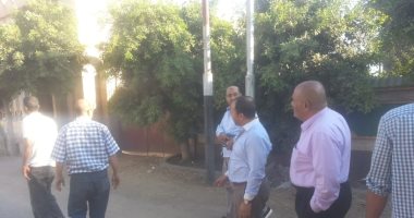 صور.. تركيب أعمدة جديدة بجوار أخرى سليمه بكفر الشيخ وحرمان قرى من تغيير أعمدة متهالكه