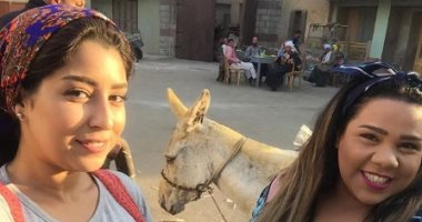 أيتن عامر تنشر صورة مع شيماء سيف من كواليس فيلم بيكيا وتعلق "قريبا"