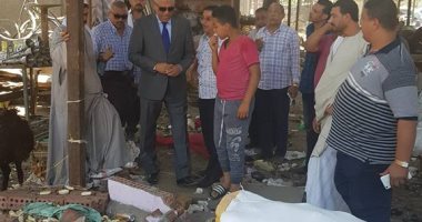 صور.. النائب محمد الحسينى يشارك أجهزة الجيرة لرفع المخلفات ترعة الزمر ببولاق