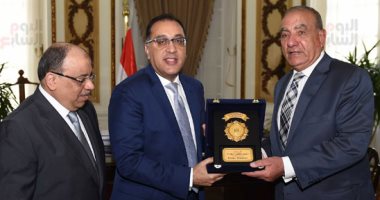 صور.. رئيس الوزراء يهدى درع تكريم لوزير التنمية المحلية السابق بحضور الوزير الحالى