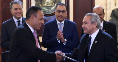 صور.. رئيس الوزراء يشهد توقيع اتفاقية تصنيع وتوريد 140 عربة قطار بضائع وحاويات