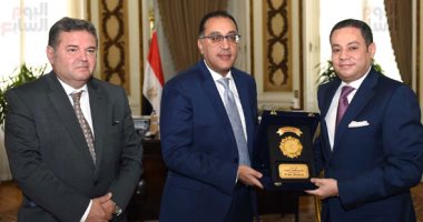 صور.. رئيس الوزراء يكرم وزير قطاع الأعمال العام السابق بحضور الحالى
