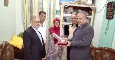 رئيس مدينة أشمون يكرم الأولى على الجمهورية بالتعليم الفنى
