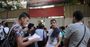 توافد طلاب الثانوية العامة على لجان الامتحانات لأداء اختبار الاقتصاد والإحصاء 