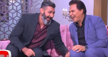 ياسر جلال يداعب محمد رياض بـ"معكم": "رفض يلبس سالوبيت الباليه" (فيديو)