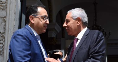 رئيس الوزراء يهدى درع تكريم لوزير الصناعة السابق بحضور الوزير الحالى..صور