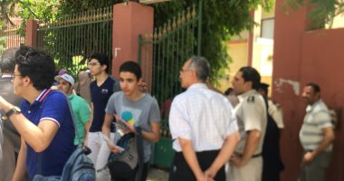ضبط طالب استخدم المحمول للغش فى امتحانات الثانوية بالمحلة