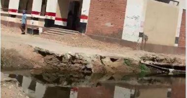 مياه المجارى تغرق فناء مدرسة الشهيد معاذ القصبى بدمياط