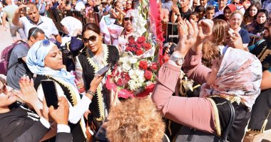 فيديو وصور.. استقبال جماهيرى لأحلام بالورود والزغاريد فى المغرب