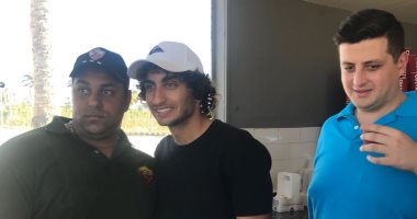 فيديو وصور.. استقبال جماهيرى لعمرو وردة فى "مراسى" بالساحل الشمالى  