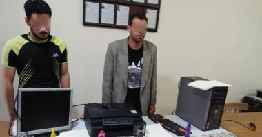 ضبط طالب وسائق بحوزتهما ماكينات لتزوير العملات و43 ألف جنيه مزورة بالبحيرة