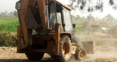 صور .. رفع القمامة ودفنها بالمدفن الصحى وتسوية الطرق بشوراع قرى الغرق بالفيوم