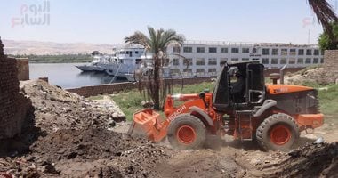 صور.. حملات مكثفة لإزالة التعديات على النيل فى الأقصر