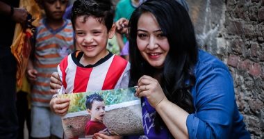 بالعدسة والكاميرا.. "لمياء" ترسم الضحكة على وجوه أطفال جزيرة الدهب