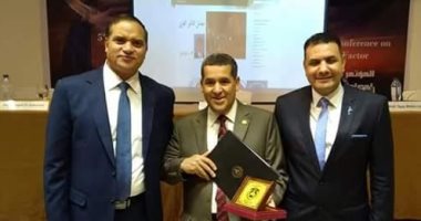 عميد "تربية المنوفية" يفوز بجائزة معامل التأثير العربى بدبى