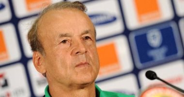 مدرب نيجيريا يطلب مليون و100 ألف دولار لقيادة منتخب مصر
