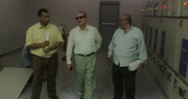 صور.. وكيل كهرباء الأقصر يتفقد تنفيذ لوحة الكهرباء بقرية الديمقراط بأرمنت