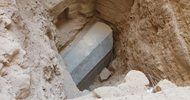 صور.. ننشر تفاصيل اكتشاف تابوت أثرى أسفل عقار بالإسكندرية.. التابوت من الجرانيت ويزن 30 طنا.. المقبرة تعود إلى العصر البطلمى والقرن الرابع ق م .. و"الآثار" تشكل لجنة للمعاينة والنقل لأقرب منطقة أثرية