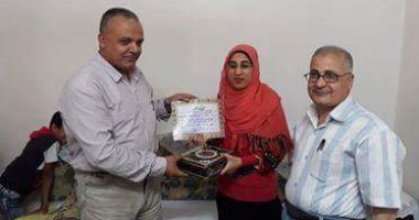 رئيس مدينة أشمون يكرم الحاصلة على المركز الخامس دبلوم الصم والبكم.. صور