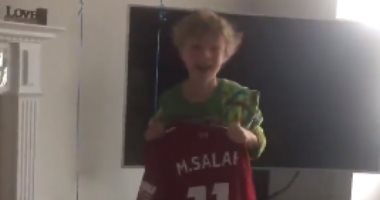 شاهد.. رد فعل طفل إنجليزى بعد حصوله على قميص محمد صلاح