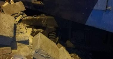 صور.. خروج عربة قطار عن قضبان السكة الحديد بالإسكندرية