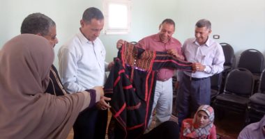صور.. دورات تدريبية على صناعة الثوب الواحاتى بالوادى الجديد
