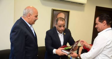 صور.. تكريم رئيس الاتحاد الأفريقى والمصرى للرماية خلال زيارته لنادى القناة
