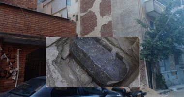 تفاصيل جديدة فى اكتشاف تابوت أثرى بالإسكندرية.. شهود عيان: مقاول العقار لم يستخرج رخصة الهدم.. ومسئول آثار الحى أمر بالحفر لعدم وجود مياه أسفل العقار والتربة الرملية أثارت شكوكه.. واستخرج تماثيل أثرية منذ شهرين