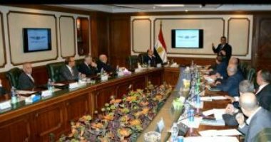 وزير الطيران يلتقى رئيس أكاديمية علوم الطيران ورئيس شركة "سمارت"