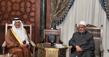 السفير السعودى يقدم العزاء لشيخ الأزهر فى وفاة شقيقته