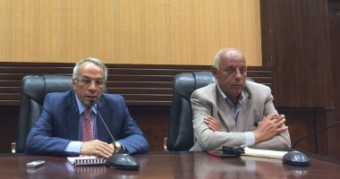 صور.. محافظ شمال سيناء يستمع لشكاوى أهالى العريش فى مؤتمر شعبى