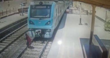شاهد لحظة انتحار فتاة عشرينية بالقفز أمام المترو بمحطة مارجرجس 