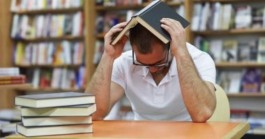 بتضايق من صوت مضغ الطعام أو هز القدمين.. اعرف السبب والعلاج