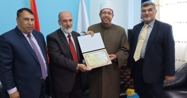 تكريم رئيس المنطقة الأزهرية بدمياط قبل تنفيذ قرار نقله للفيوم