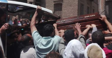 أهالى سمالوط بالمنيا يشيعون جنازة القمص إبراهيم أسطافنوس 
