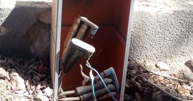 صور.. كابلات كهربائية مكشوفة تهدد حياة الأهالى بشارع أبو يوسف فى الإسكندرية