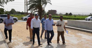 صور.. محافظ الأقصر يتفقد مشروعات بمدينة أرمنت