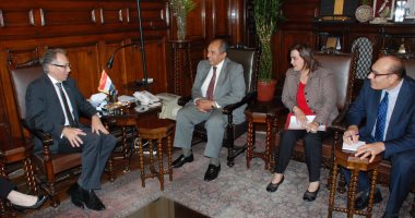 وزير الزراعة يبحث مع السفير الأسترالى بالقاهرة زيادة التبادل التجارى 