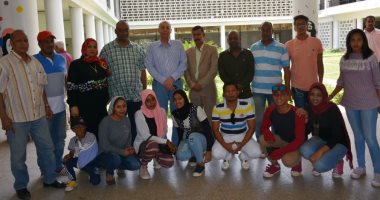 صور.. محافظ أسوان يطمئن على أعضاء فرقة الفنون الشعبية ويأمر بصرف مكافأة لهم
