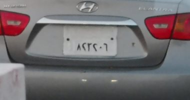 سيارة تسير بميدان الأوبرا بلوحات معدنية مطموسة