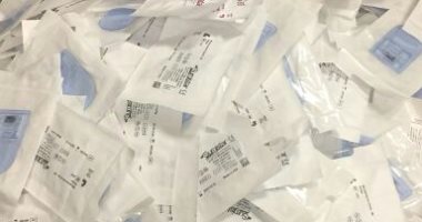 صور.. ضبط راكب بمطار القاهرة حاول تهريب أدوات جراحة عيون بـ4 ملايين جنيه
