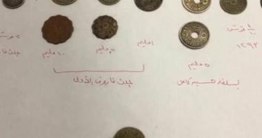 ضبط راكب بمطار القاهرة حاول تهريب 11 عملة أثرية إلى نيويورك