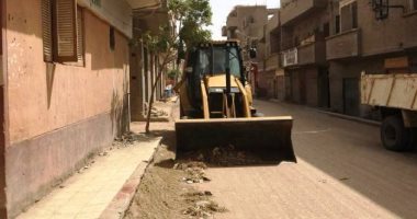 صور.. محافظ سوهاج: رفع 30 طن قمامة ومخلفات صلبة فى حملة بمركز البلينا