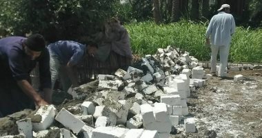 صور.. حملة لإزالة التعديات لمبانى مخالفة بابوقرقاص بالمنيا