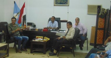سكرتير مدينة الشلاتين يجتمع مع مسئول وزارة التخطيط لتشغيل المركز التكنولوجى