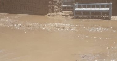 صور.. كسر ماسورة مياه بالقرنة و4 سيارات من المجلس لإزالة الأعراص